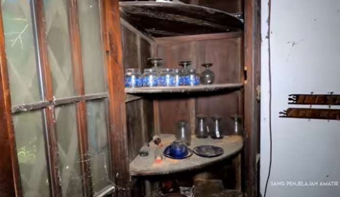 10 Penampakan Rumah Megah Terbengkalai, Ada Mobil Mewah Bernilai Fantastis!