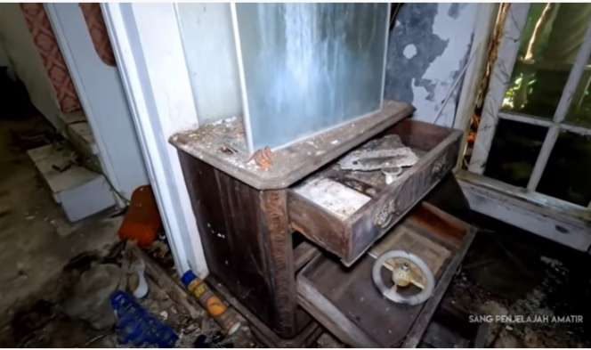 10 Penampakan Rumah Megah Terbengkalai, Ada Mobil Mewah Bernilai Fantastis!