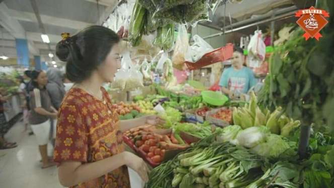 Potret 5 Istri Presentar Saat Belanja di Pasar Tradisional, Outfit Lesty Kejora Jadi Sorotan!