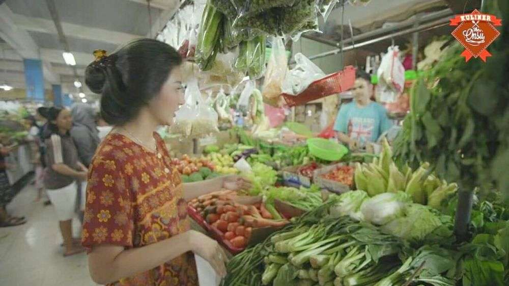 Potret 5 Istri Presentar Saat Belanja di Pasar Tradisional, Outfit Lesty Kejora Jadi Sorotan!