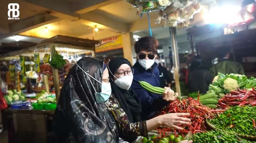 Potret 5 Istri Presentar Saat Belanja di Pasar Tradisional, Outfit Lesty Kejora Jadi Sorotan!