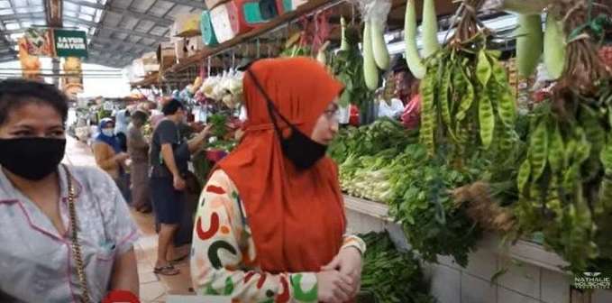 Potret 5 Istri Presentar Saat Belanja di Pasar Tradisional, Outfit Lesty Kejora Jadi Sorotan!