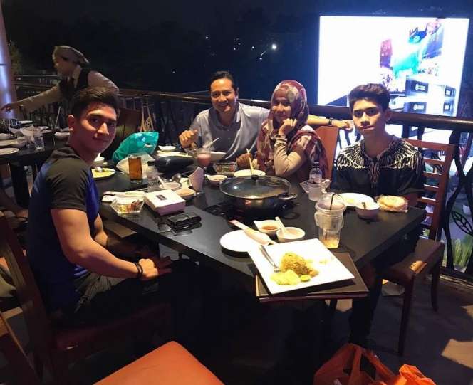 Jarang Tersorot, 10 Potret Gaya Ibu Tiri Verrel Bramasta, Kini Jadi Anggota DPR