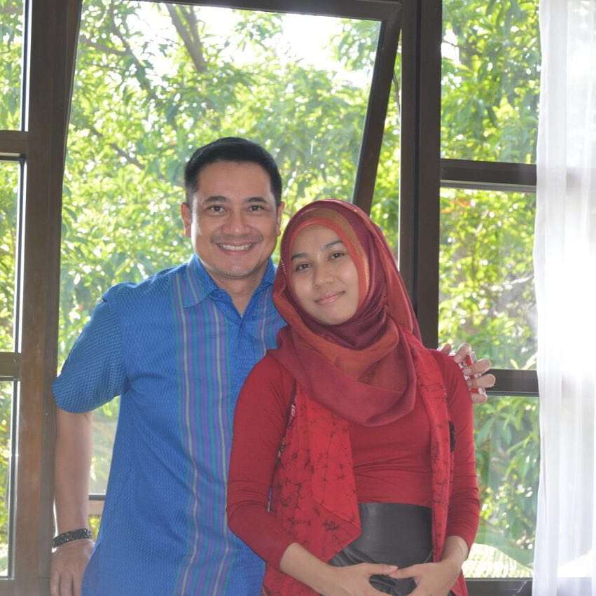 Jarang Tersorot, 10 Potret Gaya Ibu Tiri Verrel Bramasta, Kini Jadi Anggota DPR