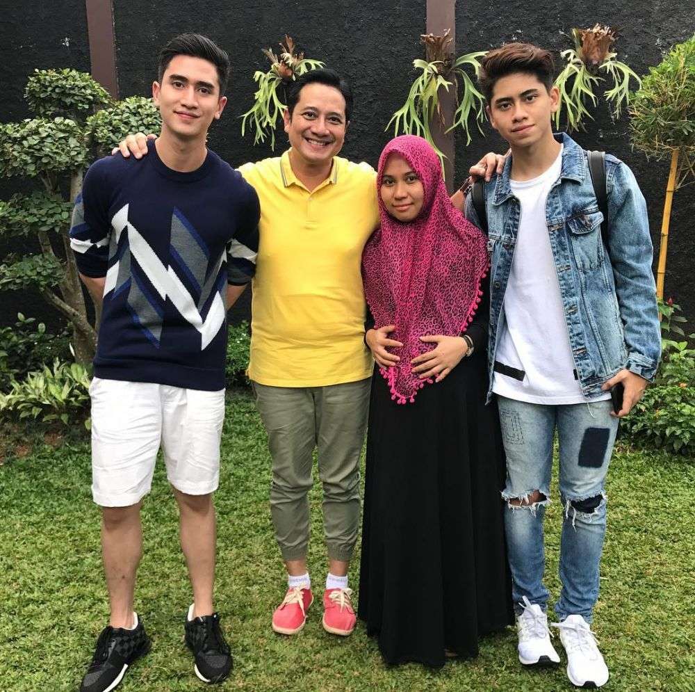 Jarang Tersorot, 10 Potret Gaya Ibu Tiri Verrel Bramasta, Kini Jadi Anggota DPR