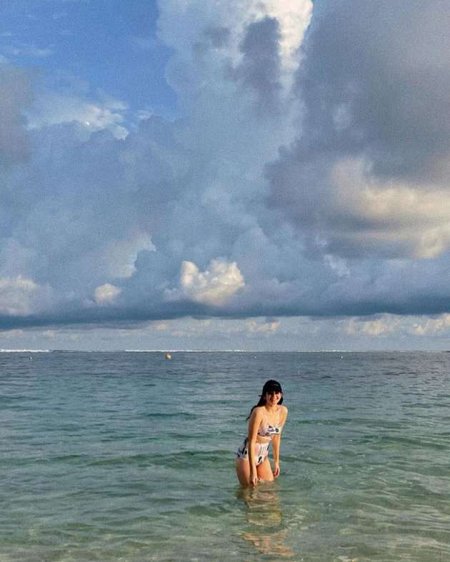 7 Potret Enzy Storia Liburan ke Bali, Body Goalsnya Curi Perhatian!