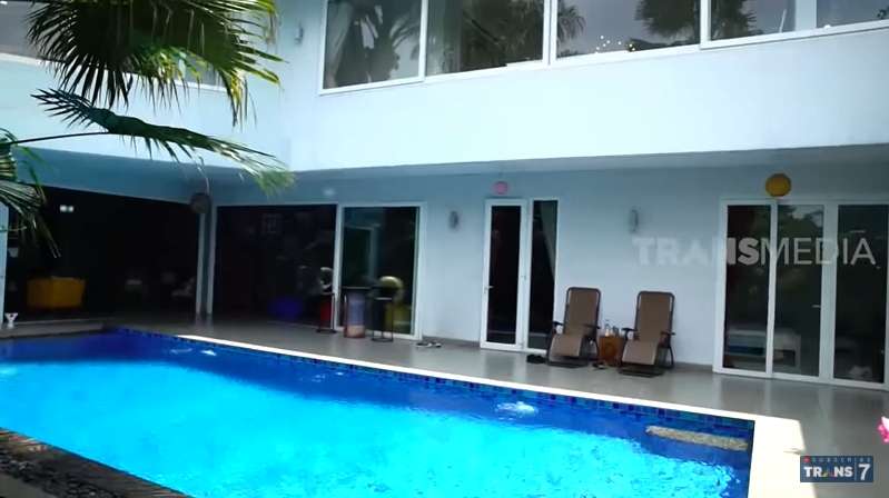 10 Potret Mewahnya Rumah Reza Gladys 'Crazy Rich Cianjur', Walk in Closet Ngalahin Punya Artis!
