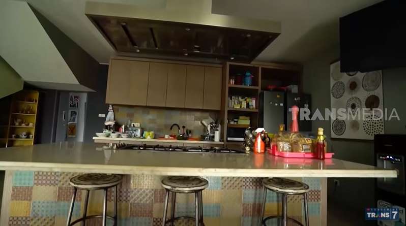 10 Potret Mewahnya Rumah Reza Gladys 'Crazy Rich Cianjur', Walk in Closet Ngalahin Punya Artis!