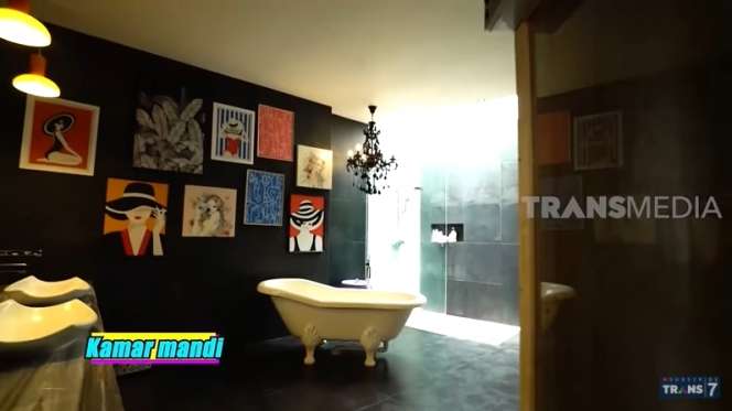 10 Potret Mewahnya Rumah Reza Gladys 'Crazy Rich Cianjur', Walk in Closet Ngalahin Punya Artis!