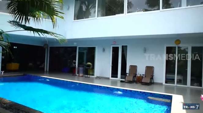 10 Potret Mewahnya Rumah Reza Gladys 'Crazy Rich Cianjur', Walk in Closet Ngalahin Punya Artis!