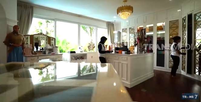 10 Potret Mewahnya Rumah Reza Gladys 'Crazy Rich Cianjur', Walk in Closet Ngalahin Punya Artis!