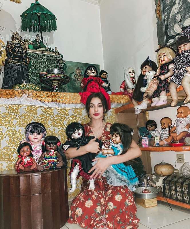 5 Potret 'Boneka Arwah' Milik Artis, Ada yang Bikin Merinding!