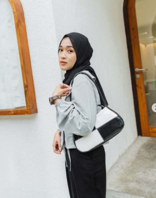 10 Potret Terbaru Ririe Fairus, Paras Cantiknya Curi Perhatian!