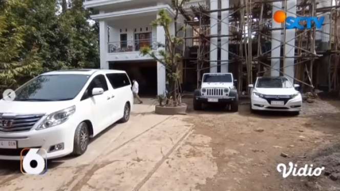 9 Penampakan Rumah Mewah Sekdes Pati yang Viral, Hadiahi Anak 3 Mobil Mewah Seharga Rp3 Miliar