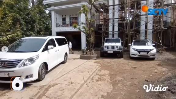 9 Penampakan Rumah Mewah Sekdes Pati yang Viral, Hadiahi Anak 3 Mobil Mewah Seharga Rp3 Miliar