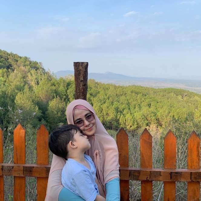 Jarang Tersorot, 10 Potret Arkana Anak Risty Tagor & Stuart Collin, Parasnya Jadi Sorotan!
