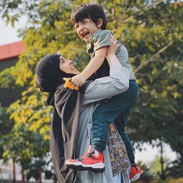 Jarang Tersorot, 10 Potret Arkana Anak Risty Tagor & Stuart Collin, Parasnya Jadi Sorotan!