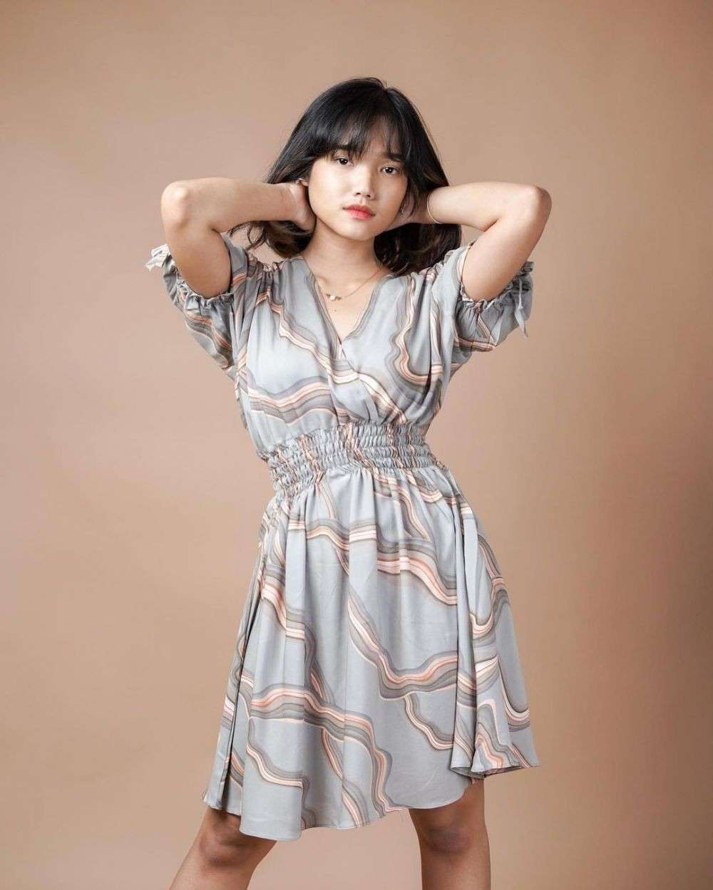 Memiliki Selera Fashion yang Modis, 5 Potret Anggun Fuji Saat Kenakan Dress