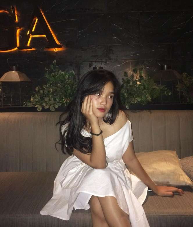 Memiliki Selera Fashion yang Modis, 5 Potret Anggun Fuji Saat Kenakan Dress