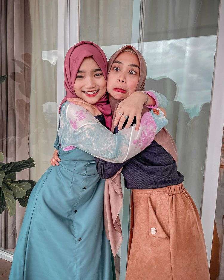 Memiliki Selera Fashion yang Modis, 5 Potret Anggun Fuji Saat Kenakan Dress
