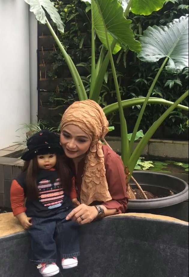 5 Potret Terbaru Ria Enes Pemilik Si Boneka Suzan