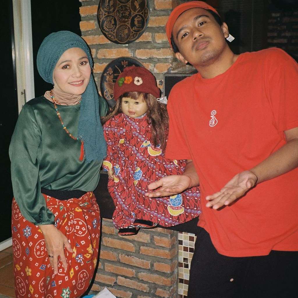 5 Potret Terbaru Ria Enes Pemilik Si Boneka Suzan