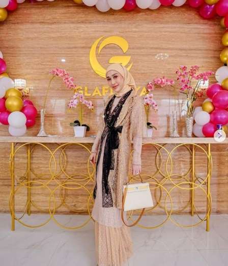 8 Potret Dokter Reza Gladys Kakak Ipar Siti Badriah, Tubuh Langsingnya Bikin Salfok!
