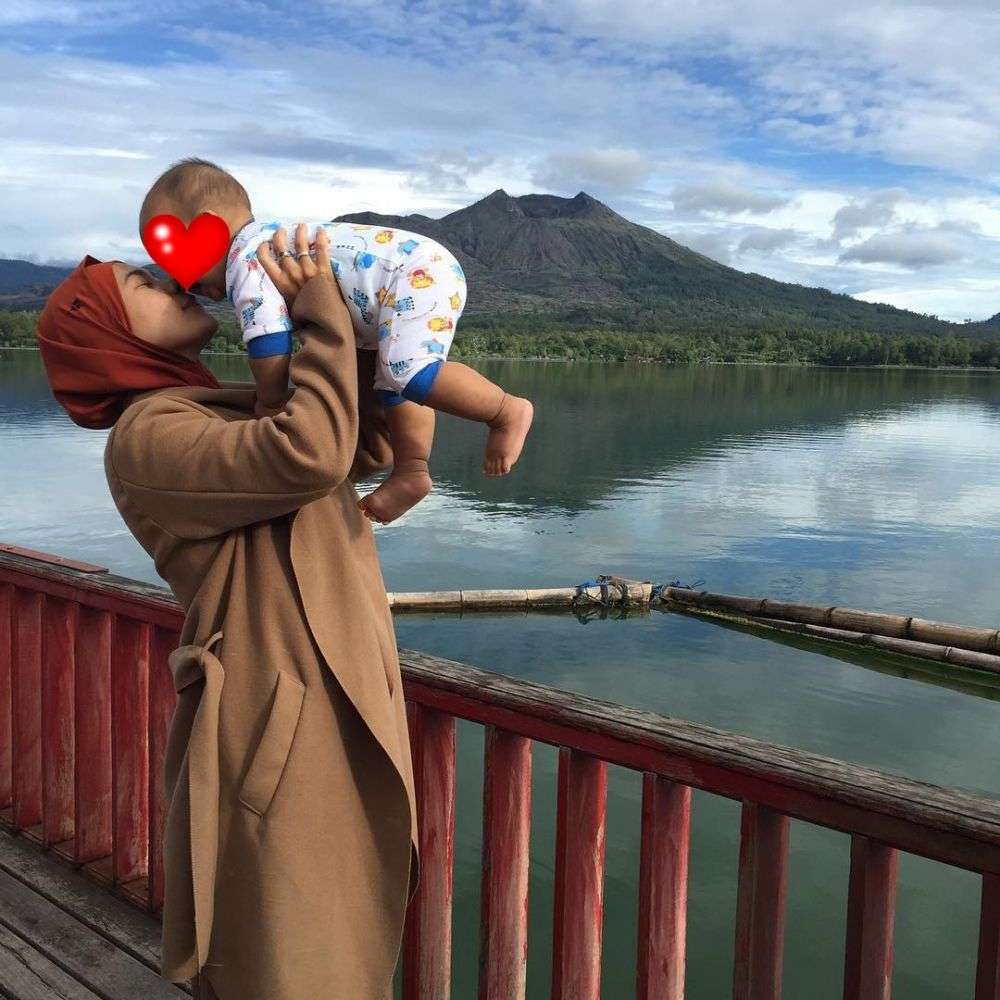 10 Potret Cantiknya Mommy ASF Penulis ‘Layangan Putus’, Sosok Kinan di Dunia Nyata?