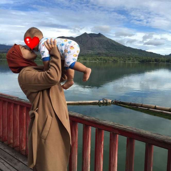 10 Potret Cantiknya Mommy ASF Penulis ‘Layangan Putus’, Sosok Kinan di Dunia Nyata?
