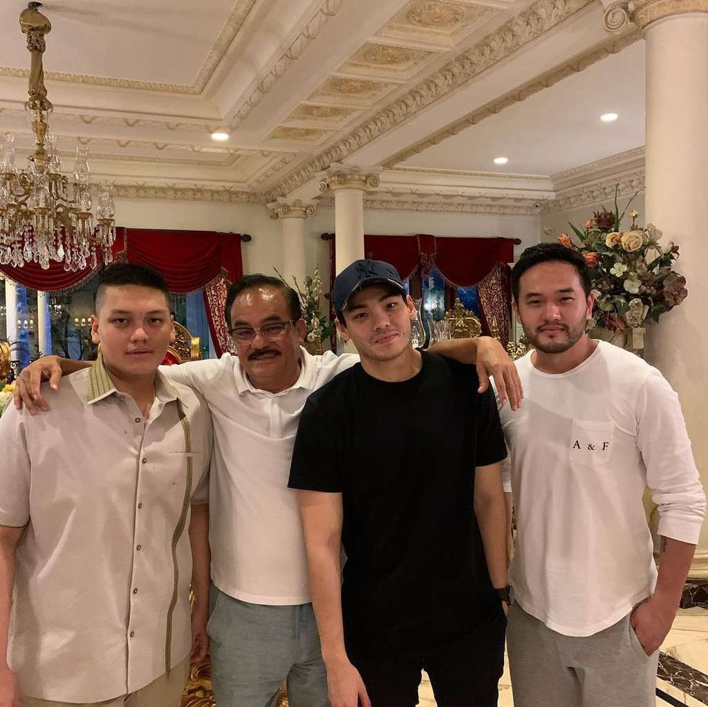 6 Potret Rumah Mewah Rob Clinton Kardinal, 'Sultan' Calon Suami Chelsea Islan, Mirip Istana!