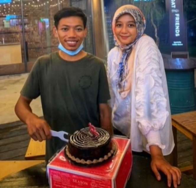 Gegara Reuni, Guru Cantik Nikahi Mantan Muridnya yang Lebih Muda 11 Tahun, Lihat 8 Potretnya!