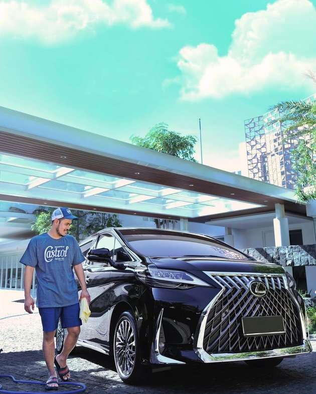 8 Potret Gilang 'Crazy Rich Malang' dengan Sederet Mobil Mewahnya
