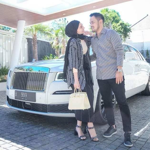 8 Potret Gilang 'Crazy Rich Malang' dengan Sederet Mobil Mewahnya