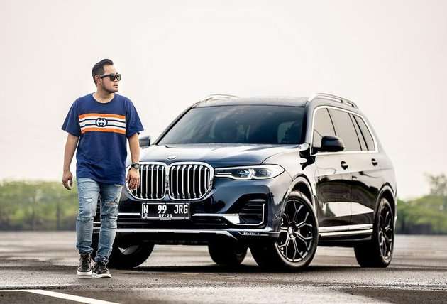 8 Potret Gilang 'Crazy Rich Malang' dengan Sederet Mobil Mewahnya