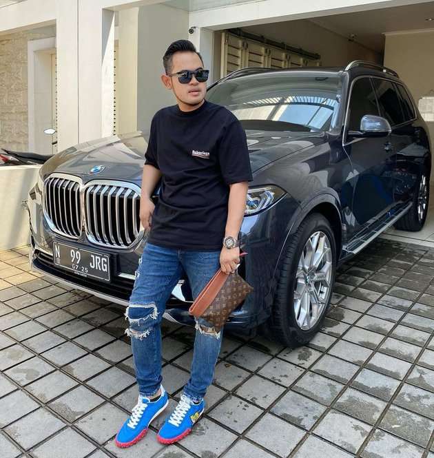 8 Potret Gilang 'Crazy Rich Malang' dengan Sederet Mobil Mewahnya