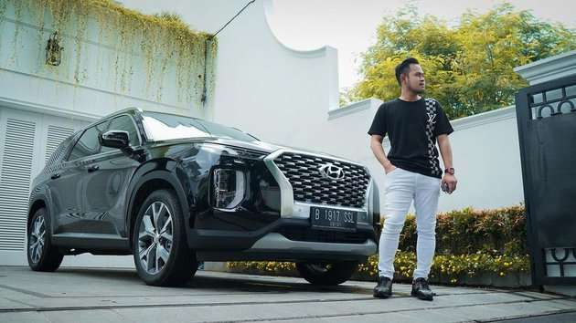 8 Potret Gilang 'Crazy Rich Malang' dengan Sederet Mobil Mewahnya