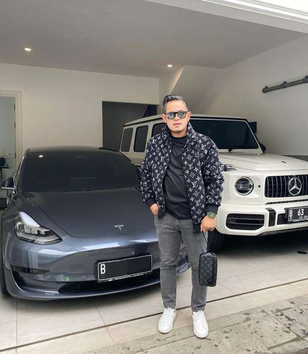 8 Potret Gilang 'Crazy Rich Malang' dengan Sederet Mobil Mewahnya