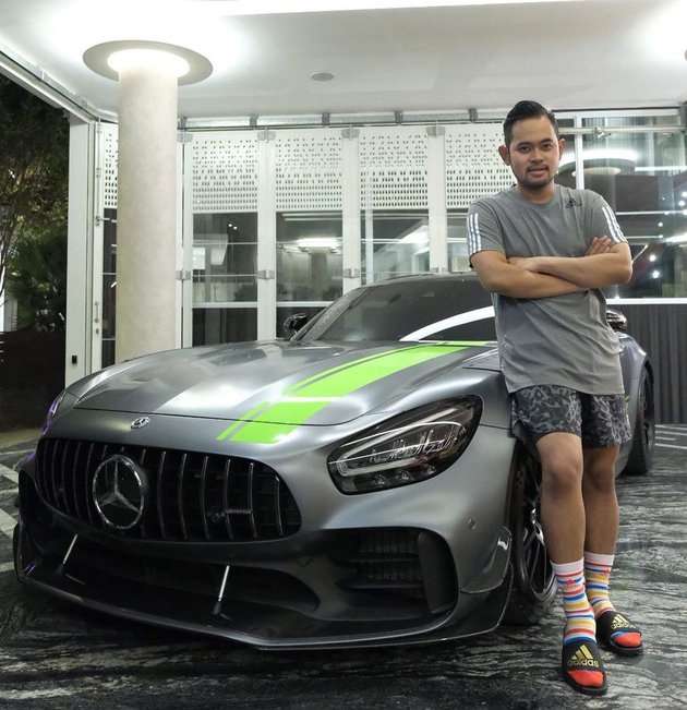 8 Potret Gilang 'Crazy Rich Malang' dengan Sederet Mobil Mewahnya
