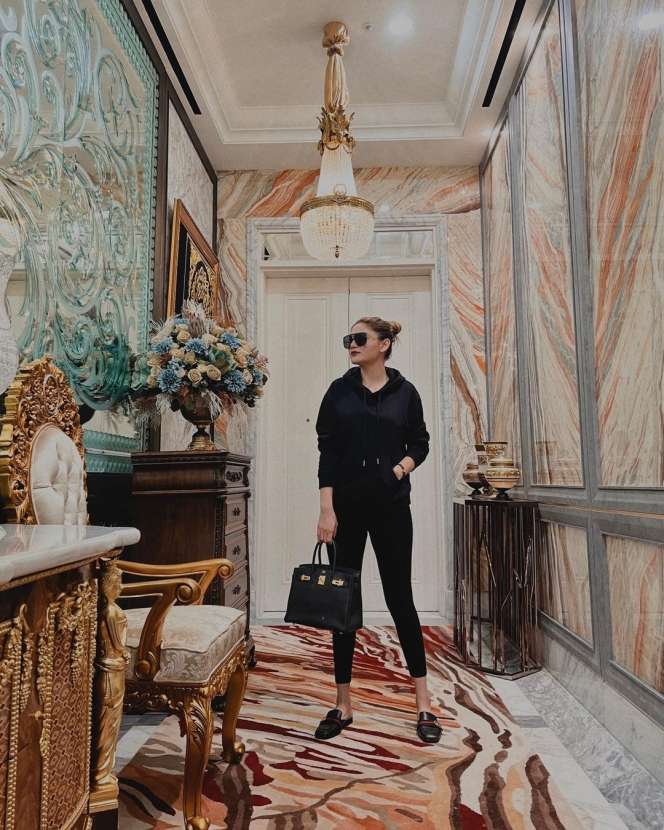Lama Tak Disorot, 10 Potret Kabar Hilda Vitria Mantan Billy Syahputra, Bikin Syok Idap OCD!