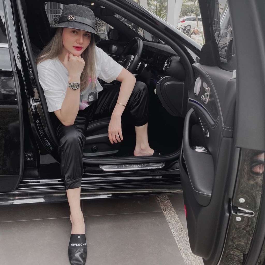 Lama Tak Disorot, 10 Potret Kabar Hilda Vitria Mantan Billy Syahputra, Bikin Syok Idap OCD!