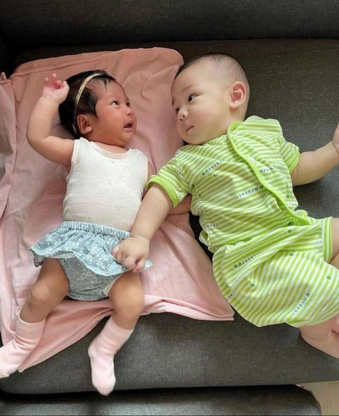 Potret Baby Balint Anak Mona Ratuliu dan Baby Nakeya Putri Nola Malam Mingguan Bareng, Dijodohkan Sejak Dini!
