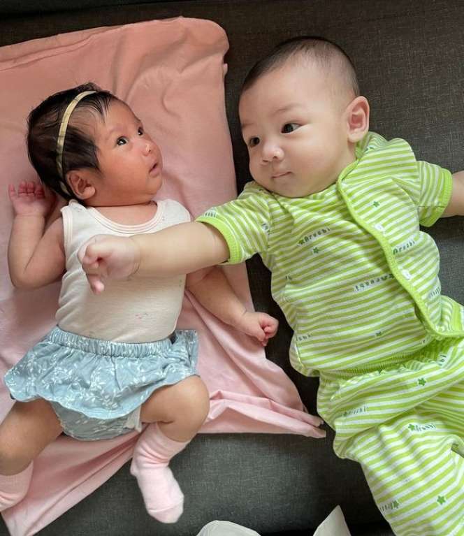 Potret Baby Balint Anak Mona Ratuliu dan Baby Nakeya Putri Nola Malam Mingguan Bareng, Dijodohkan Sejak Dini!
