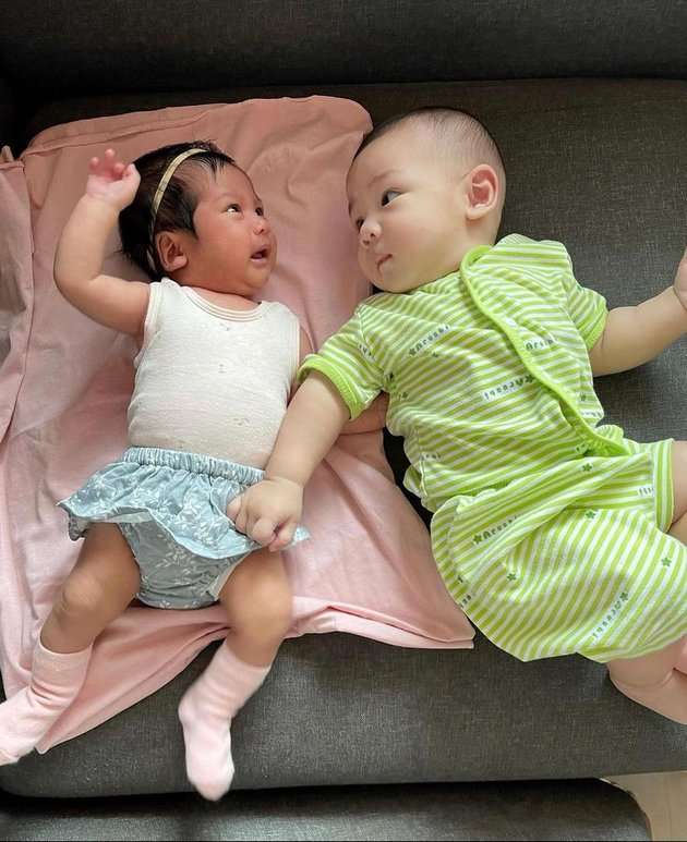 Potret Baby Balint Anak Mona Ratuliu dan Baby Nakeya Putri Nola Malam Mingguan Bareng, Dijodohkan Sejak Dini!