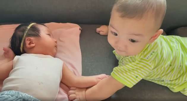 Potret Baby Balint Anak Mona Ratuliu dan Baby Nakeya Putri Nola Malam Mingguan Bareng, Dijodohkan Sejak Dini!