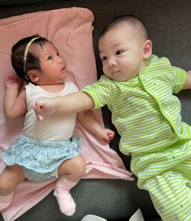 Potret Baby Balint Anak Mona Ratuliu dan Baby Nakeya Putri Nola Malam Mingguan Bareng, Dijodohkan Sejak Dini!