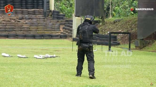 Aksi Kasad TNI Dudung Abdurachman Saat Latihan Teror, Sangar Banget!