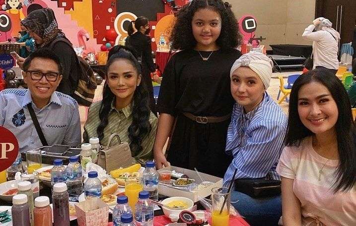 Gaya 10 Artis Hadiri Ultah Anak Ayu Ting Ting, Penampilan Krisdayanti Jadi Sorotan!