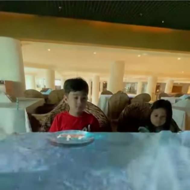 Potret Rafathar Makan di Restoran Mewah Berkonsep Unik, Harganya Bikin Kantong Menjerit!