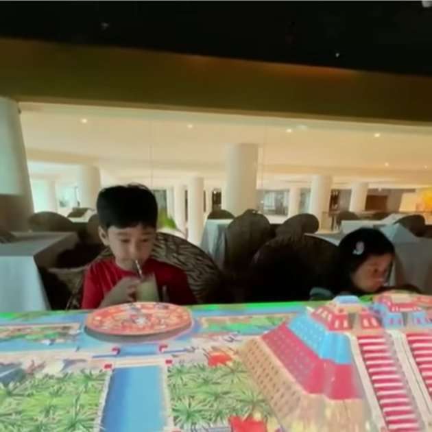 Potret Rafathar Makan di Restoran Mewah Berkonsep Unik, Harganya Bikin Kantong Menjerit!