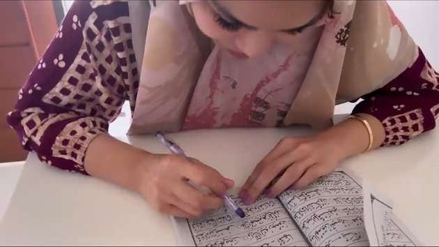 DJ Katty Butterfly Belajar Ngaji, Potret Saat Berhijab Banjir Pujian!